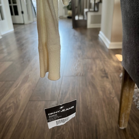 DKNY never worn with tags lightweight top. Small - Picture 5 of 5